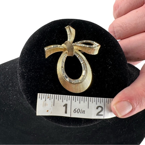 Vtg Signed Crown Trifari Gold Tone Bow Ribbon Clear Rhinestones Brooch Pin 2” - Picture 14 of 14